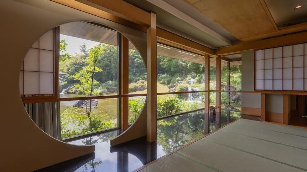 窓の外には、日本庭園の景色が広がる