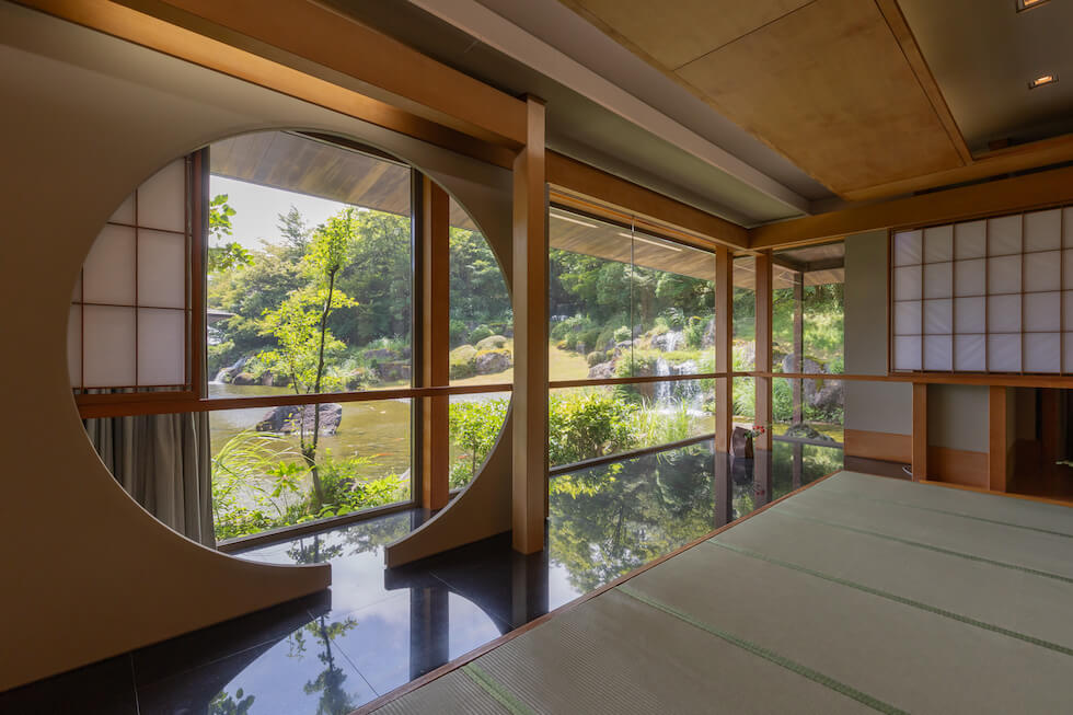 窓の外には、日本庭園の景色が広がる