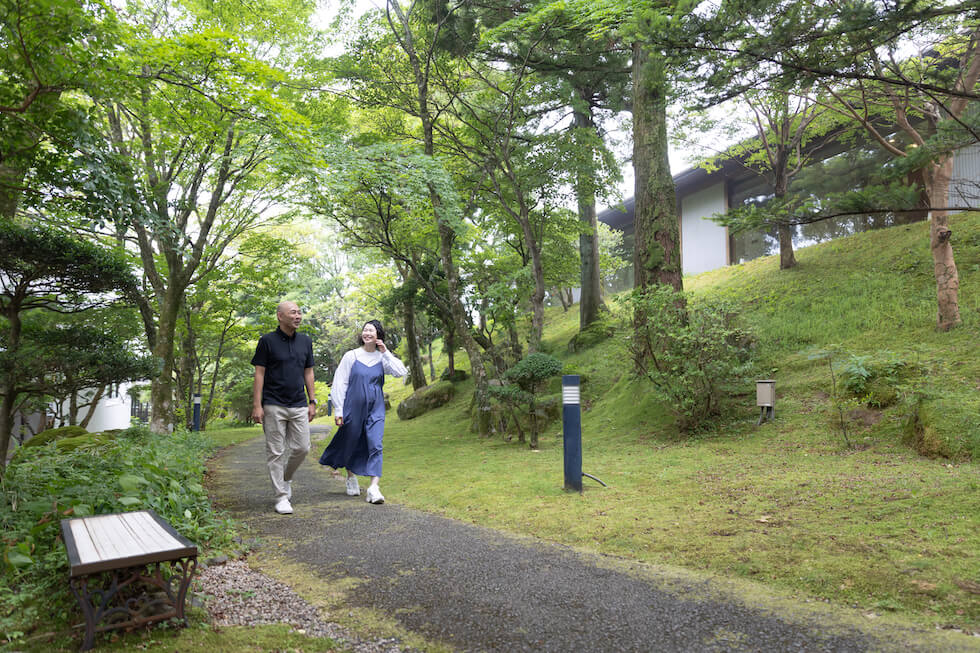 中庭を歩く夫婦