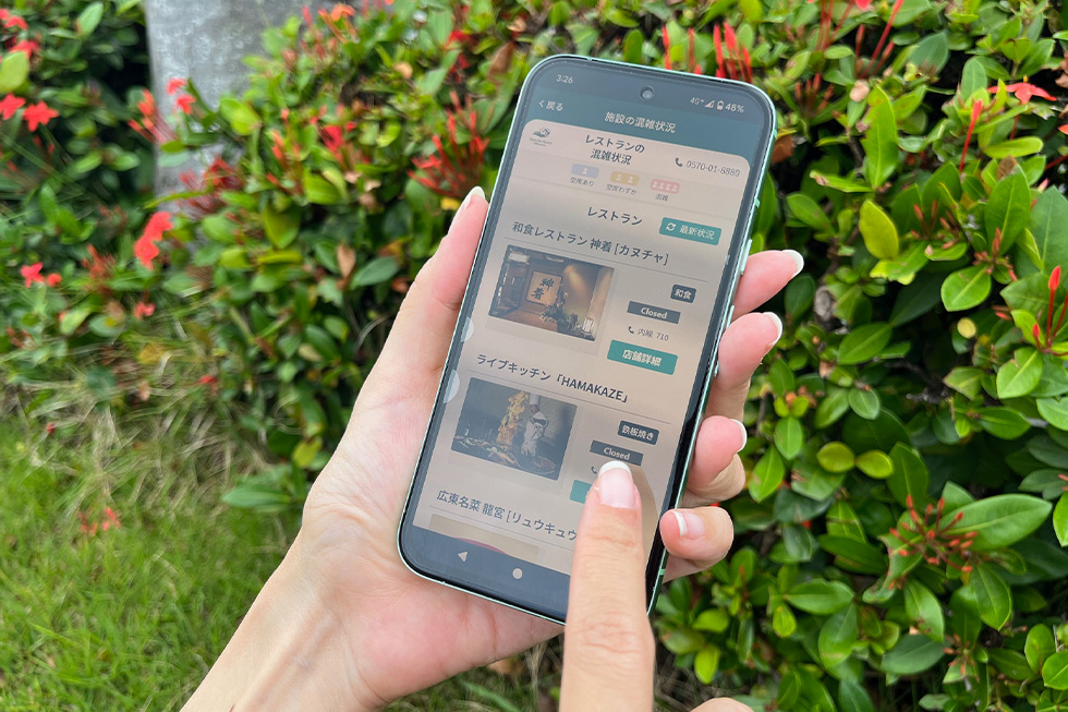 スマホを操作する手元