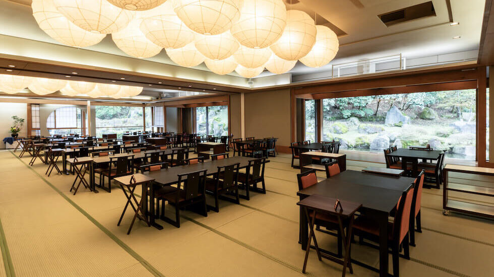 テーブルと椅子がずらりと並ぶ食事処