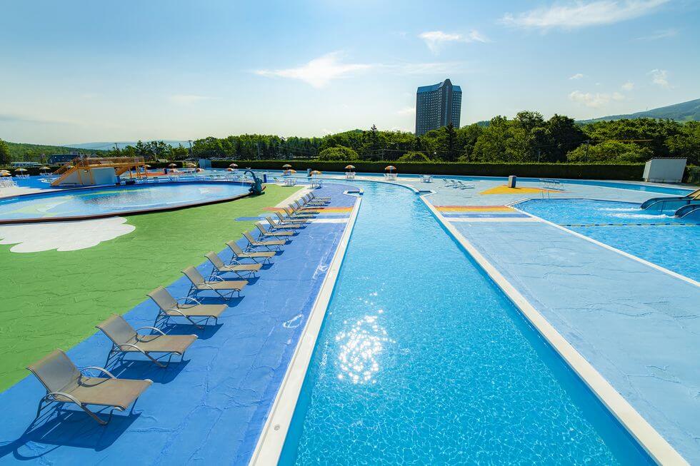 夏限定の屋外スーパージャンボプール