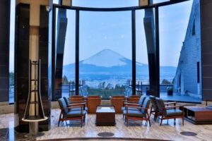 レンブラントプレミアム富士御殿場_ロビーから富士山