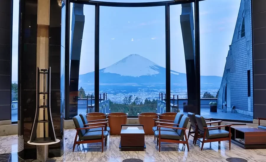 レンブラントプレミアム富士御殿場_ロビーから富士山