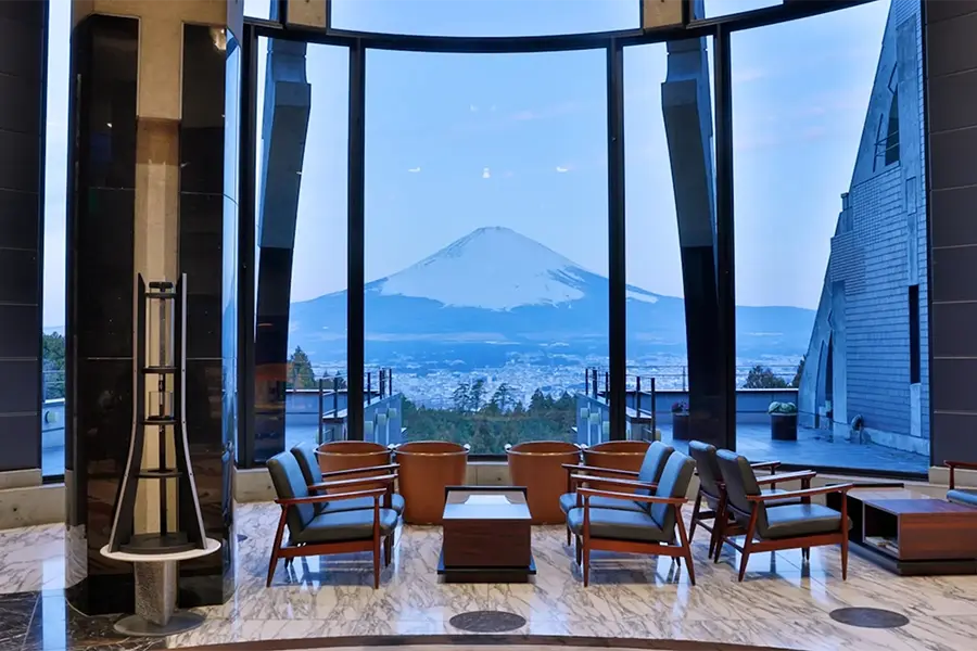 レンブラントプレミアム富士御殿場_ロビーから富士山