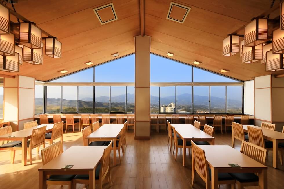 朝食は、食事処「ダイニングホール 観山」にて