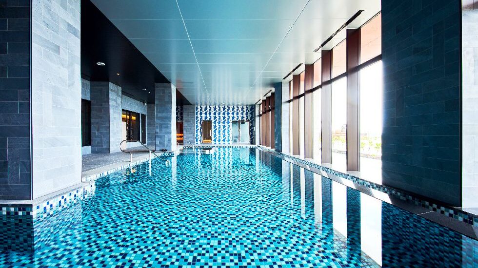 温水仕様の屋内バーデプール