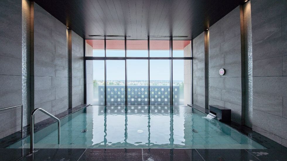 夕暮れ時には夕陽が差し込大浴場