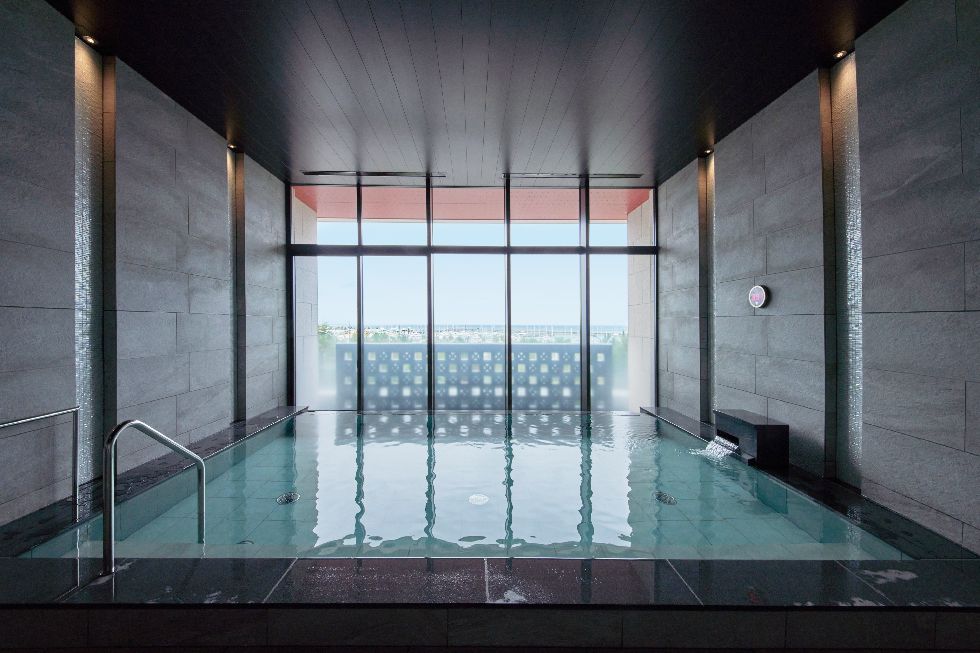 夕陽が差し込む「大浴場」で心身ともにリフレッシュ