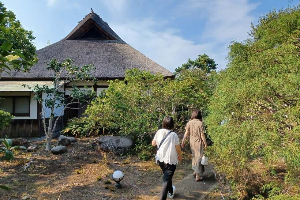和食を楽しめる田舎家。茅葺を手入れできる職人さんも減っているそう