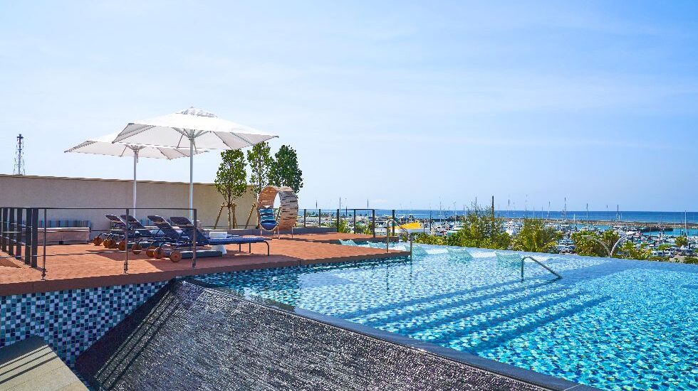 眺望を楽しめる2Fインフィニティプール