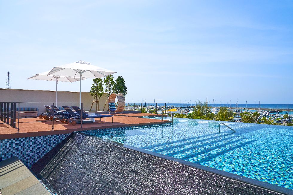 眺望を楽しめる2Fインフィニティプール