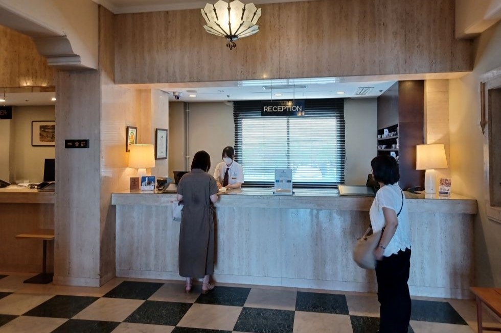 床やカウンター、壁などには、大理石が多く使われている