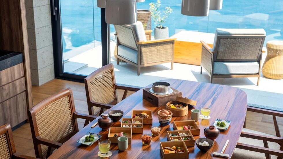 UMITO ATAMI BETTEI_客室で朝食シーン