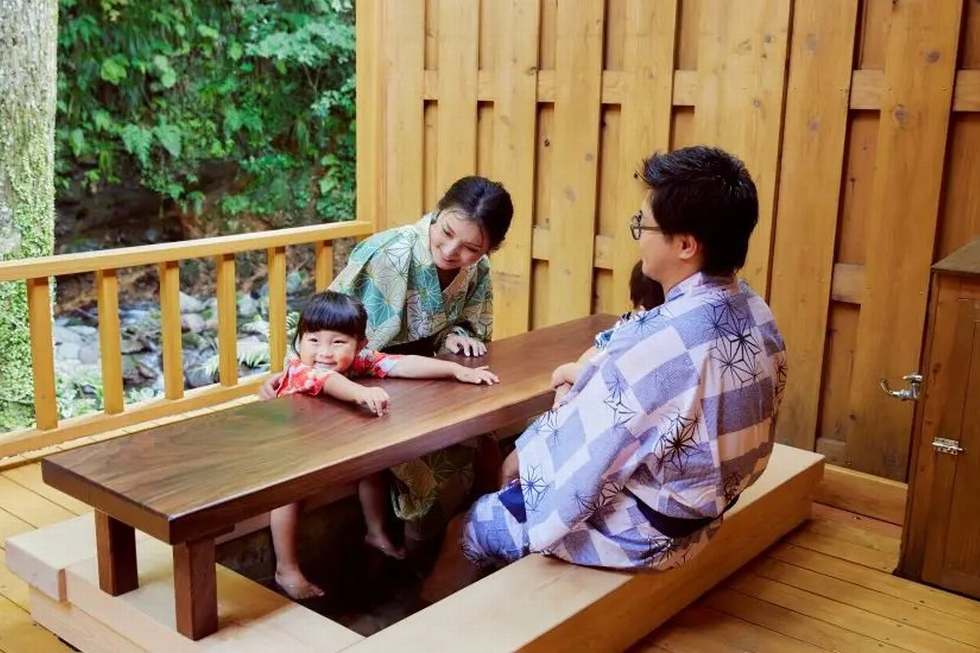 105号室足湯に入る家族