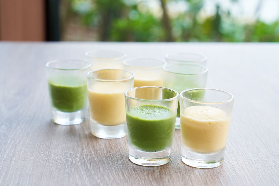 県産フルーツやシークヮーサーで作った南国フルーツのスムージー