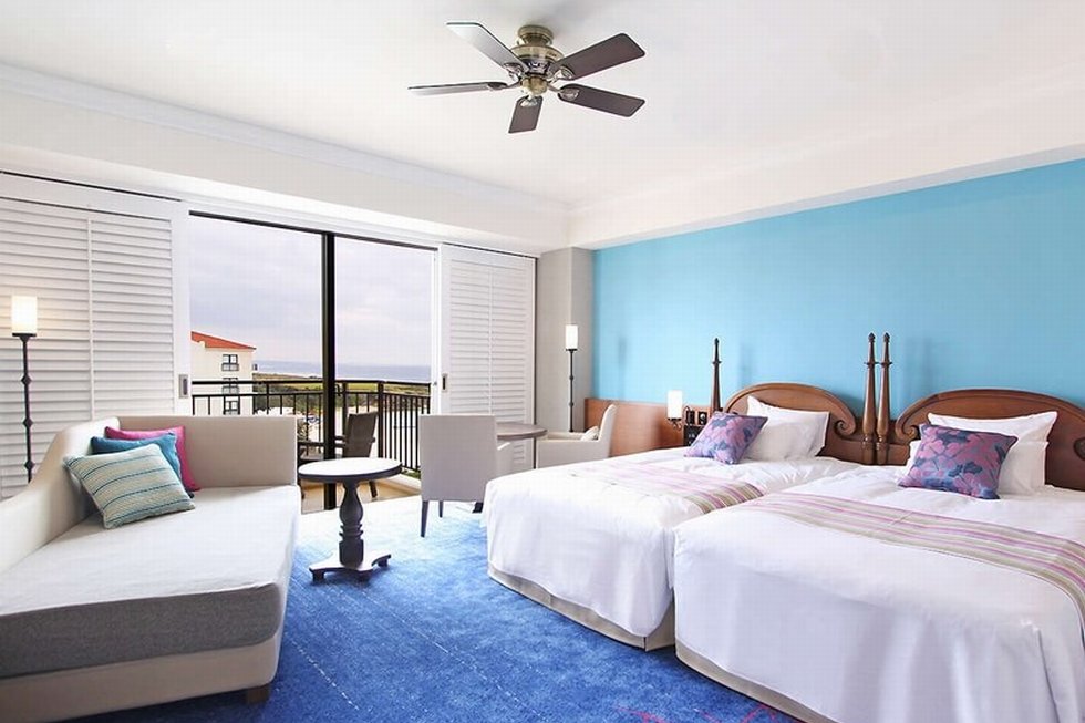 バルコニーからパティオや青い海が見える人気客室