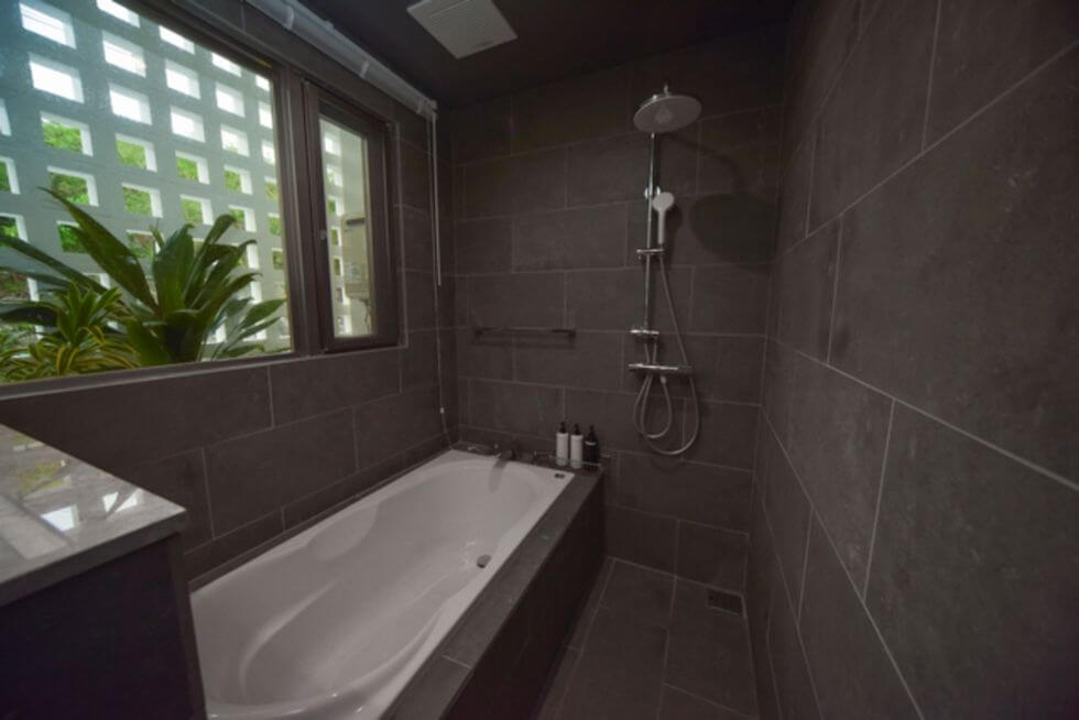 観葉植物に囲まれ癒しのバスタイム