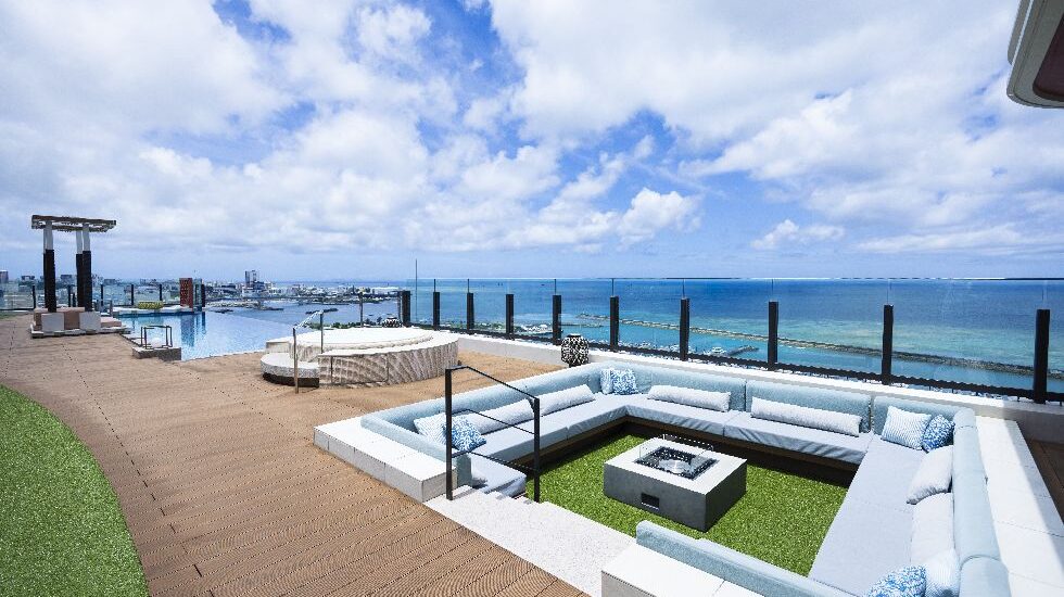 カバナやデイベッドを備えたプールサイド