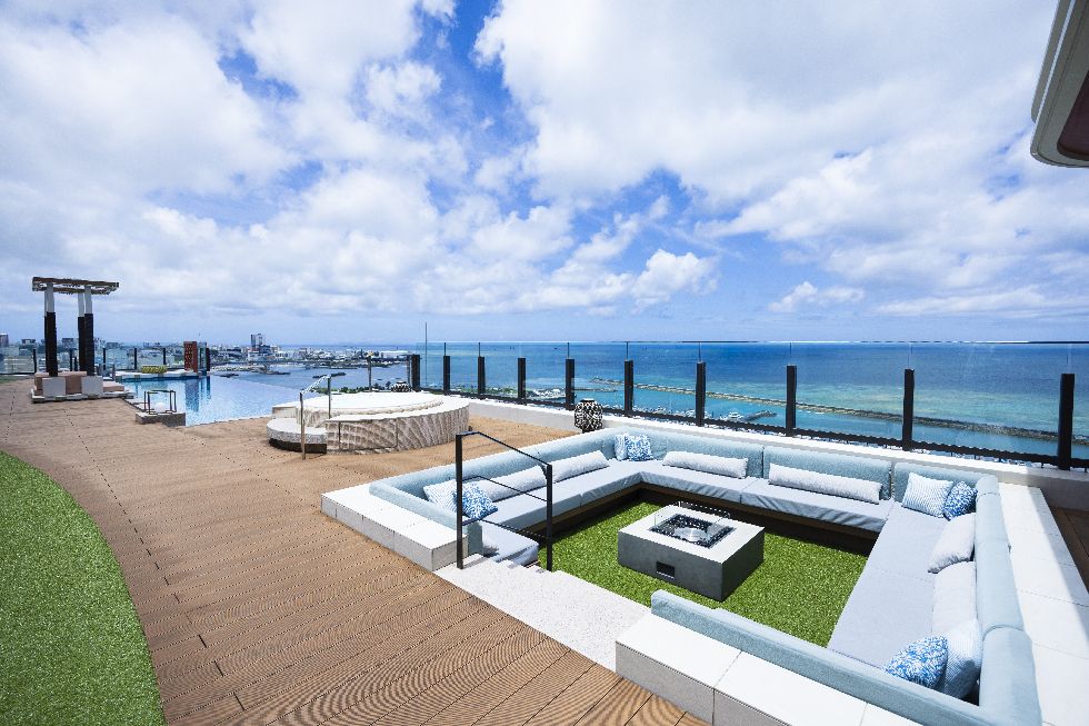 カバナやデイベッドを備えたプールサイド