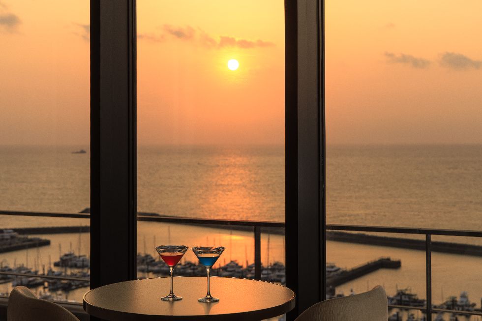 沖縄マジックアワーが彩る、特別な一杯とくつろぎ