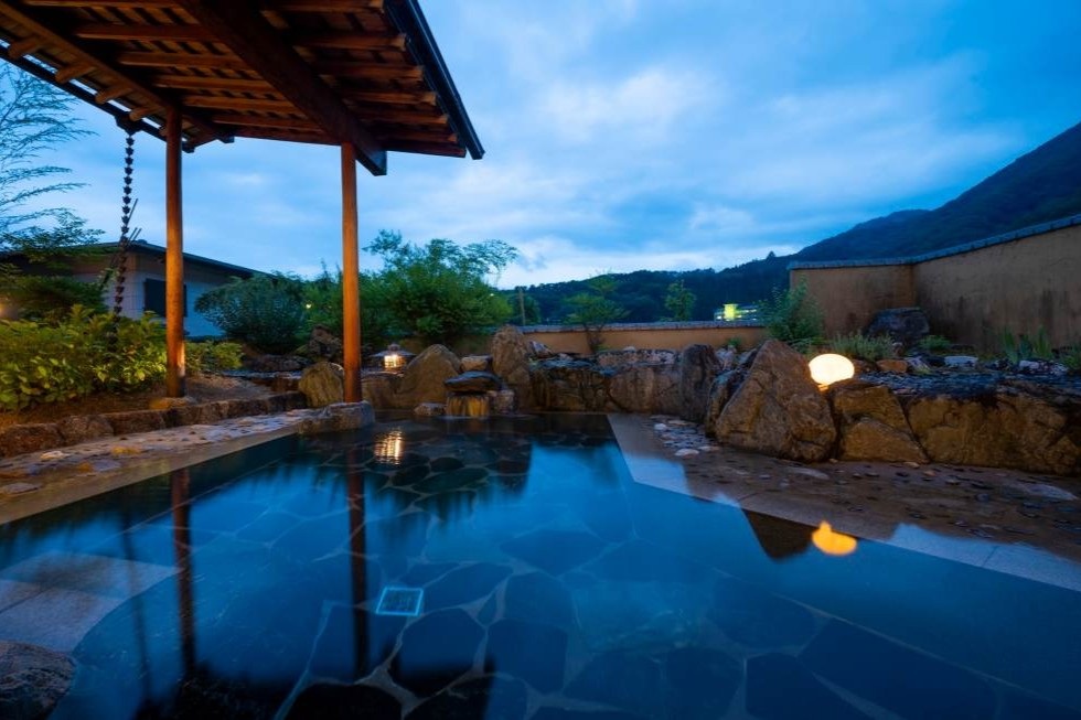 圧倒的な星空と幻想的世界を体験。非日常と寛ぎが融合する宿