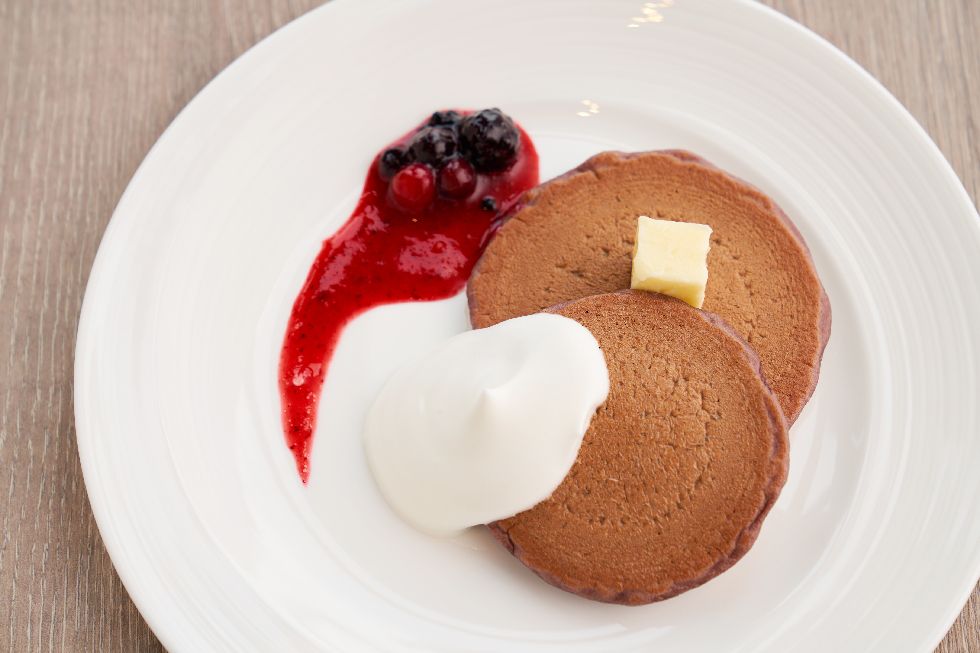 朝食ビュッフェの紅芋パンケーキ