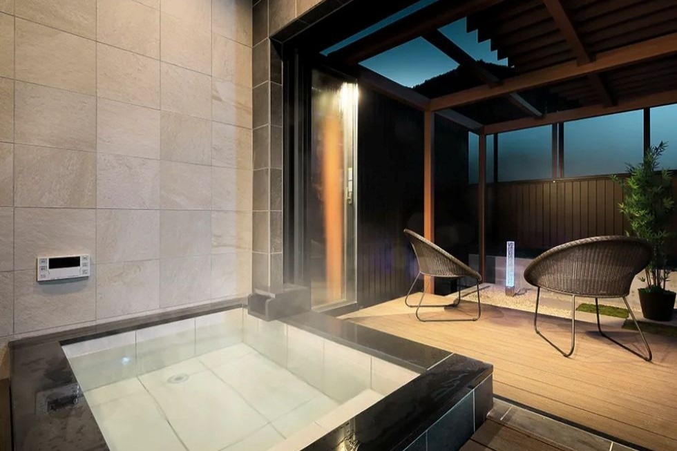 圧倒的な星空と幻想的世界を体験。非日常と寛ぎが融合する宿