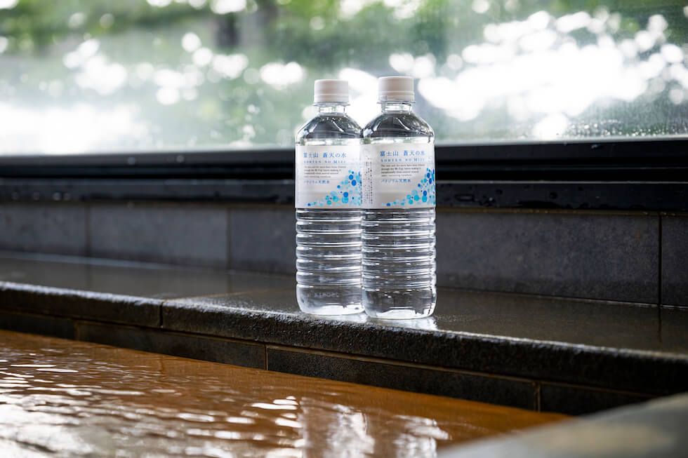 貸切風呂を利用するゲストへお水のサービス