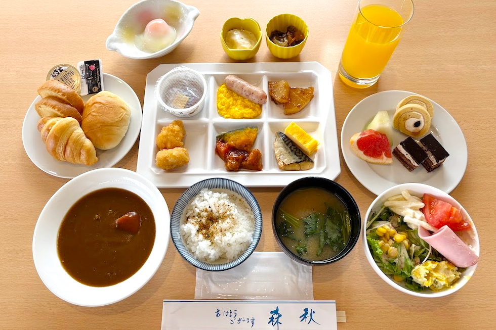 和食をメインとした朝食をバイキングで