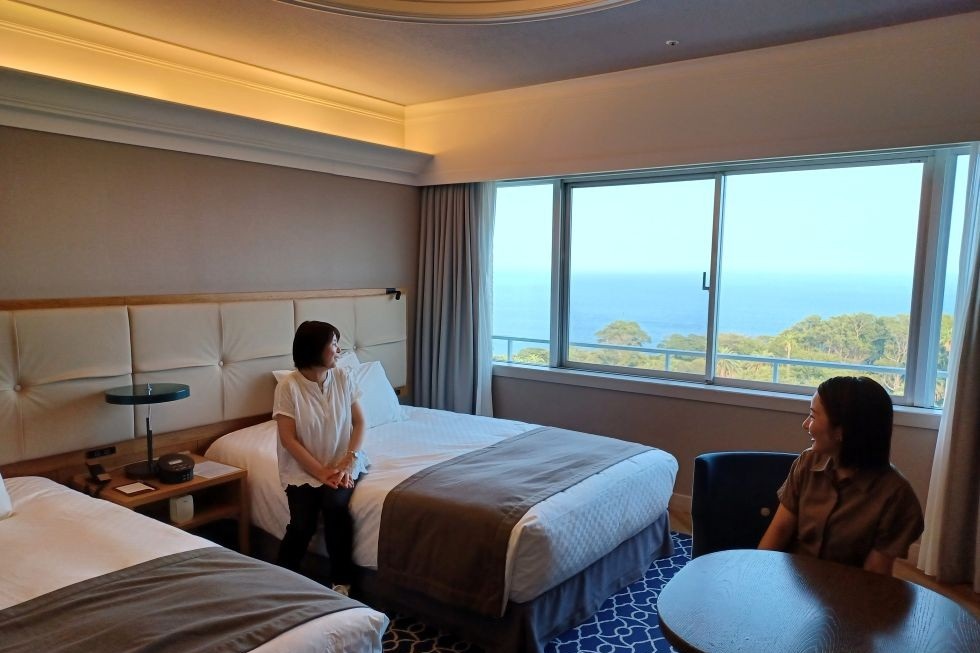 本日は海側のツインに宿泊。海とゴルフ場が一望