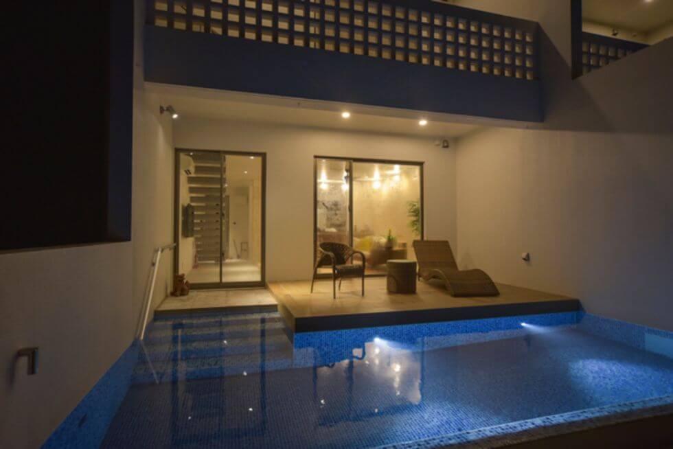 夜はライトアップされる