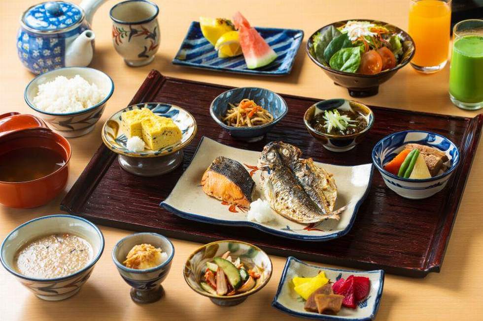 海を見渡す会場で味わう、島野菜をふんだんに使用した朝食