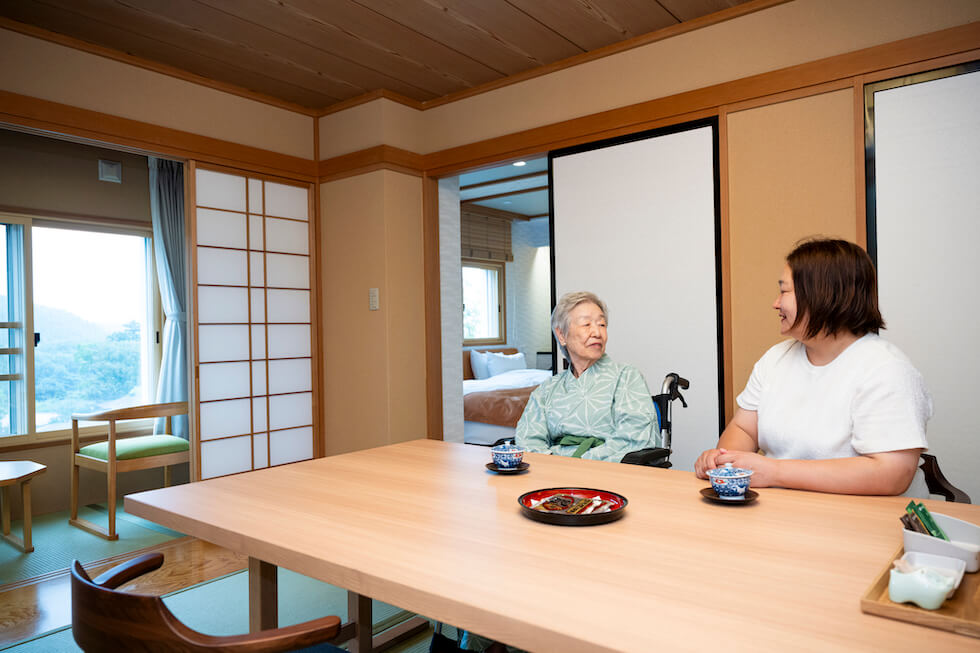 ユニバーサルデラックスのお部屋にて、介助スタッフと談話