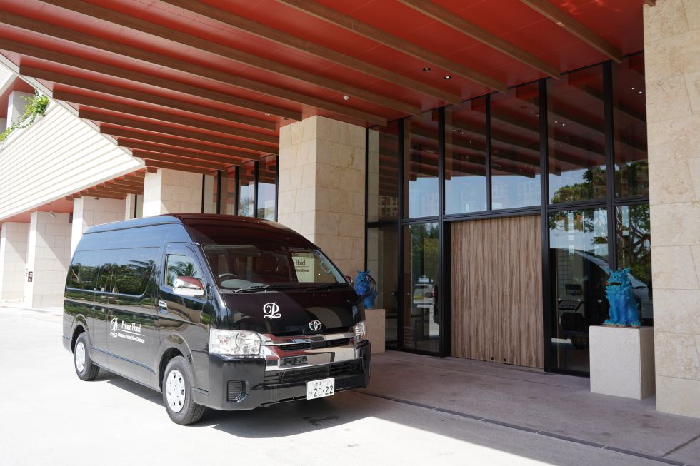 ホテル直通リムジンバスが停まるエントランス