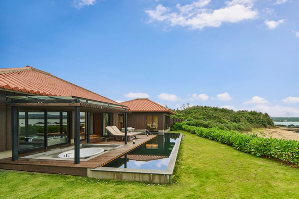 海岸沿いに建つプール付ヴィラスイート