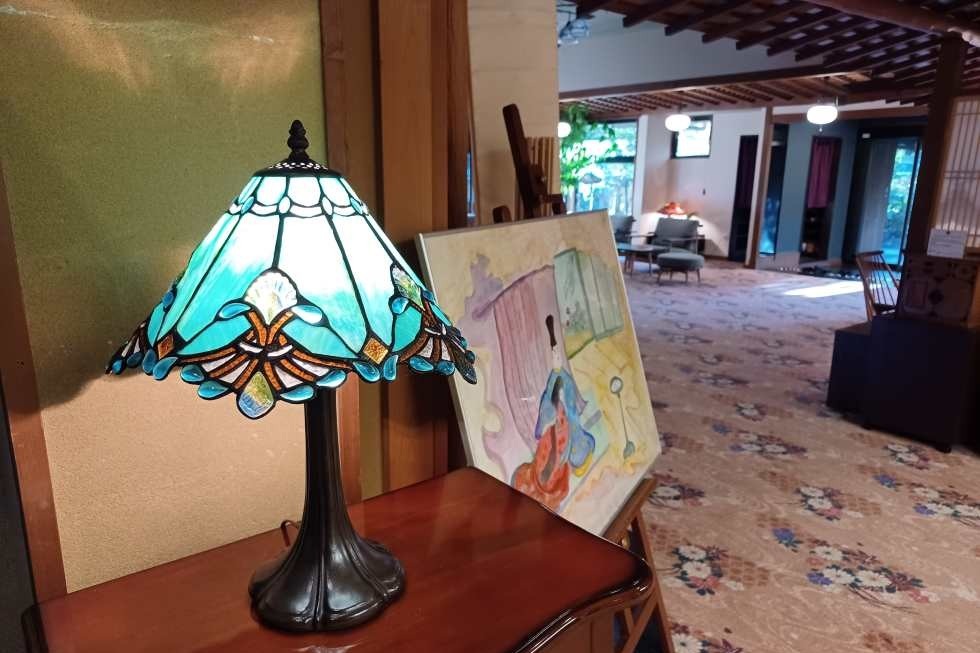 おとぎ亭光風_ランプと大女将の絵