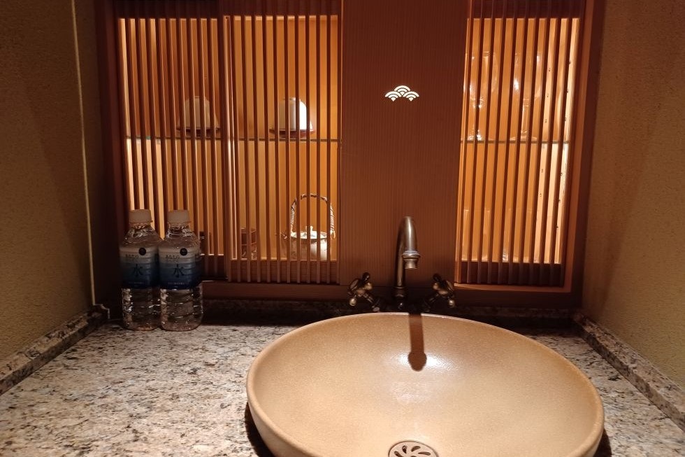 赤沢迎賓館_玄関横の洗面と食器棚