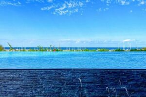 インフィニティプールと海