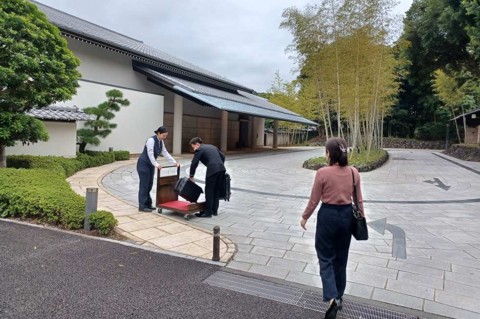 赤沢迎賓館_駐車場でお迎え