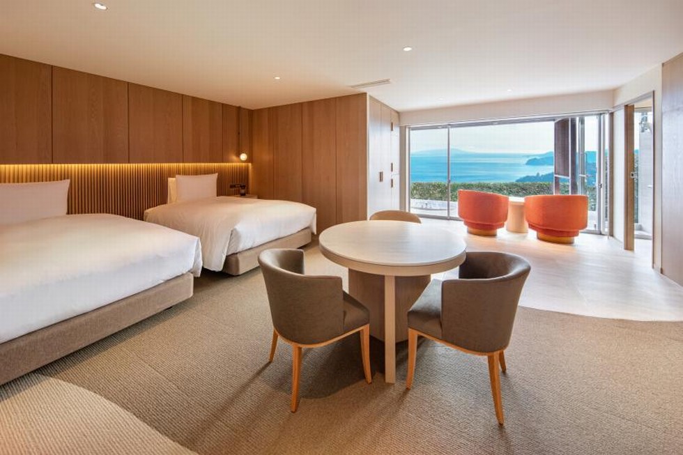 76平米の広さ「グランバッハ・デラックスツイン」は、森の見える風呂付き