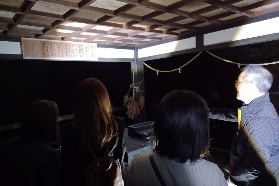 櫓から皿を投げ入れる前にガイドさんから説明