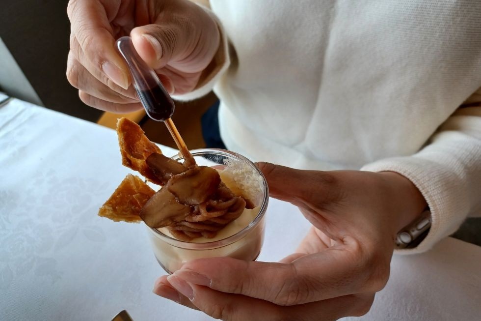 富士山三島東急ホテル_アフタヌーン_ソースをかける