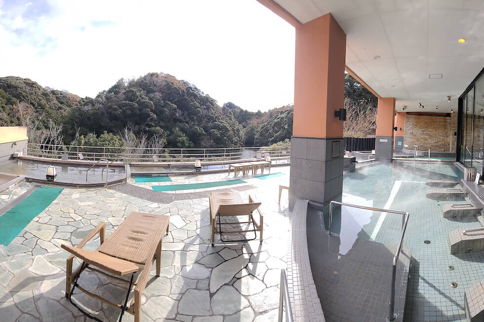 外には外気浴をできるシートも完備