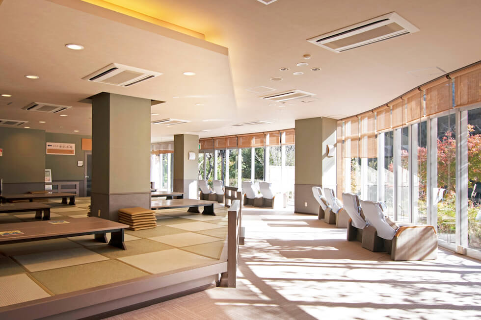 マッサージ機も備える広々、森の湯ラウンジ