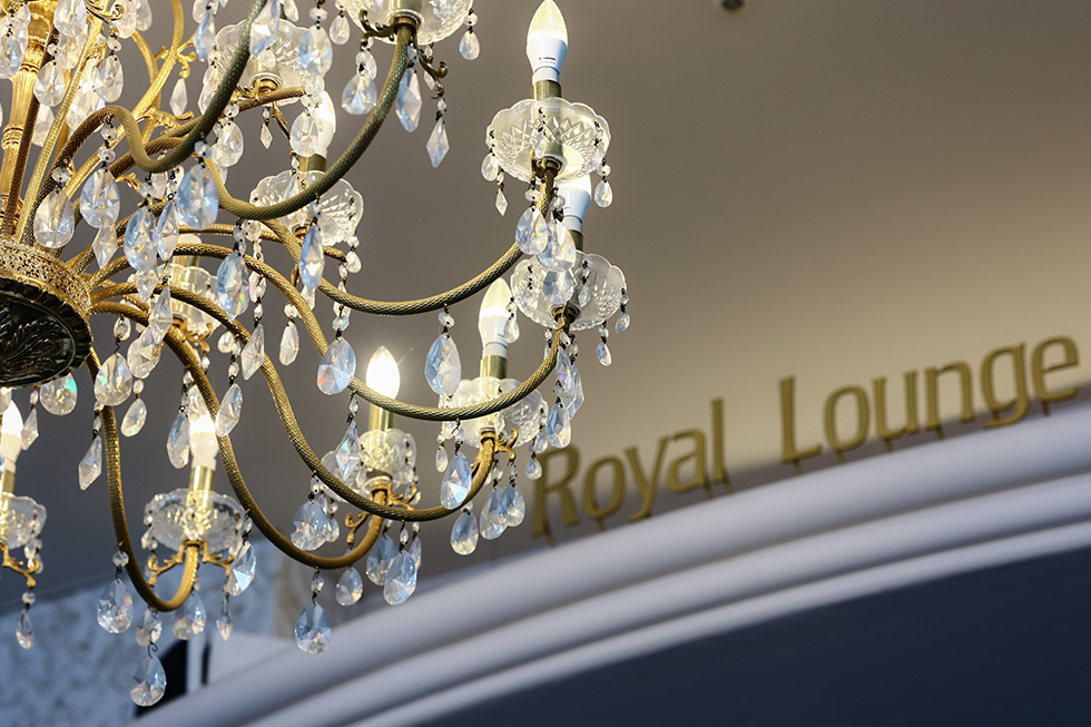 ニューアカオ_ロイヤルラウンジシャンデリア