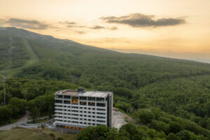 夕暮れ時の外観