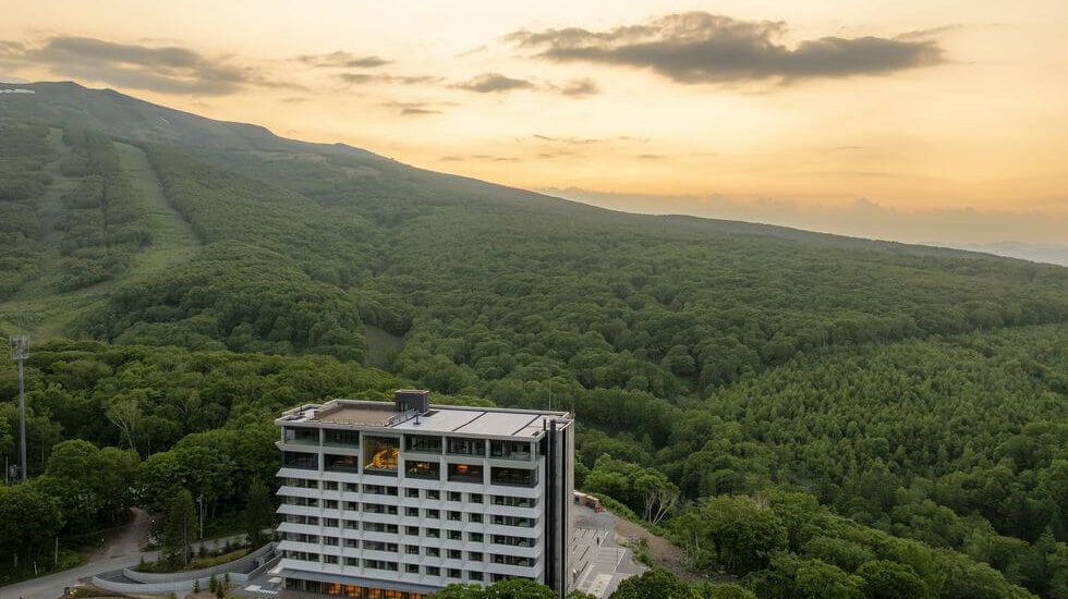 夕暮れ時の外観