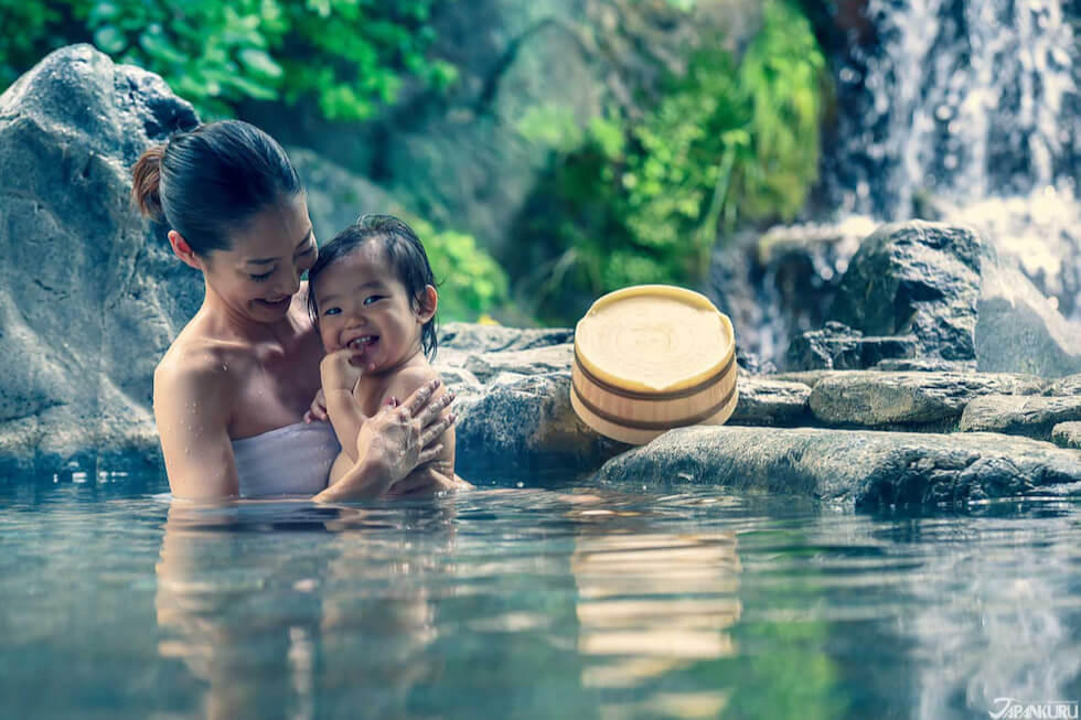 小さな子どもと一緒に温泉露天風呂