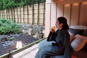 赤沢迎賓館_客室のテラスで寛ぐ